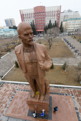 Мытье памятника Ленину в Чите