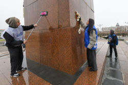 Мытье памятника Ленину в Чите
