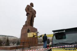 Мытье памятника Ленину в Чите