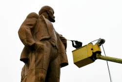 Мытье памятника Ленину в Чите