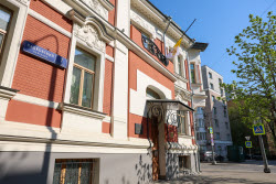 Приспущенный флаг у посольства Ватикана в Москве