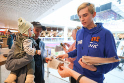 Раздача георгиевских лент в Казани