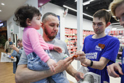 Раздача георгиевских лент в Казани