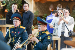Раздача георгиевских лент в Казани