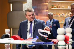Одежда с цитатами Путина в Москве