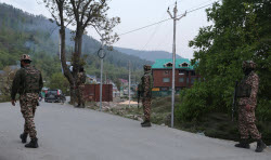 Suspected terrorists open fire on group of tourists in Pahalgam