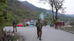 At least 26 dead and 13 injured in an attack in Indian Kashmir