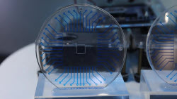 China unveils voice-testing robot at AI lab
