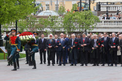 (+ВИДЕО) Возложение цветов к Могиле Неизвестного Солдата дипломатами в Москве