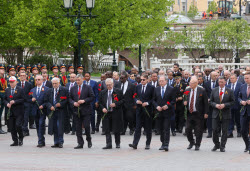 Возложение цветов к Могиле Неизвестного Солдата дипломатами в Москве