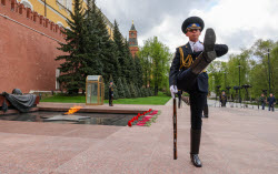 Возложение цветов к Могиле Неизвестного Солдата дипломатами в Москве