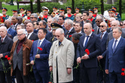Возложение цветов к Могиле Неизвестного Солдата дипломатами в Москве