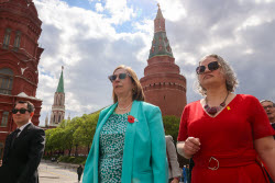 Возложение цветов к Могиле Неизвестного Солдата дипломатами в Москве