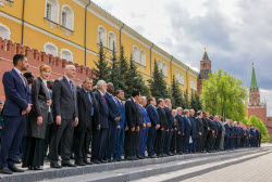 Возложение цветов к Могиле Неизвестного Солдата дипломатами в Москве