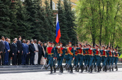 Возложение цветов к Могиле Неизвестного Солдата дипломатами в Москве