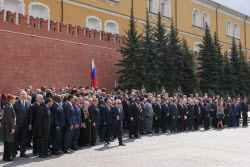 Возложение цветов к Могиле Неизвестного Солдата дипломатами в Москве