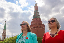 Возложение цветов к Могиле Неизвестного Солдата дипломатами в Москве