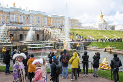 Fountain season starts at St Petersburg's Peterhof State Museum Reserve