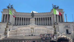 150,000 people gather as Francis' funeral procession passes through streets of Rome