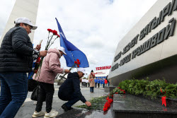 Возложение цветов к стеле "Казань — город трудовой доблести"