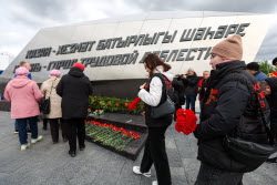 Возложение цветов к стеле "Казань — город трудовой доблести"