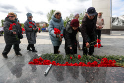 Возложение цветов к стеле "Казань — город трудовой доблести"