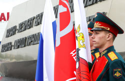 Возложение цветов к стеле "Казань — город трудовой доблести"