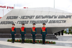 Возложение цветов к стеле "Казань — город трудовой доблести"