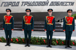 Возложение цветов к стеле "Казань — город трудовой доблести"
