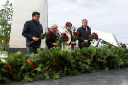 Возложение цветов к стеле "Казань — город трудовой доблести"