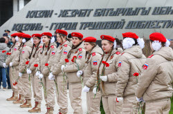 Возложение цветов к стеле "Казань — город трудовой доблести"