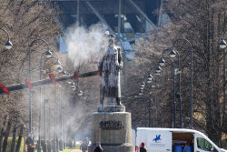Мытье памятника маршалу Жукову в Санкт-Петербурге
