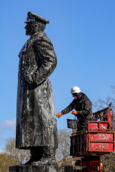 Мытье памятника маршалу Жукову в Санкт-Петербурге