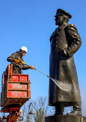 Мытье памятника маршалу Жукову в Санкт-Петербурге