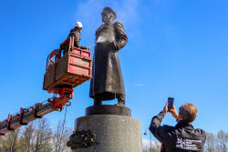 Мытье памятника маршалу Жукову в Санкт-Петербурге