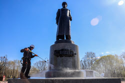 Мытье памятника маршалу Жукову в Санкт-Петербурге