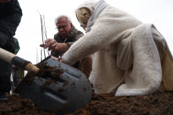 Торжественная высадка геоглифа к 80-летию Победы в ВОВ в парке Патриот