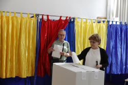Первый тур повторных президентских выборов в Румынии