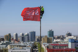 Копия Знамени Победы над оперным театром в Новосибирске