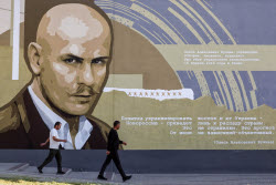 Мурал с изображением журналиста Олеся Бузины в Мелитополе