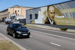Мурал с изображением журналиста Олеся Бузины в Мелитополе