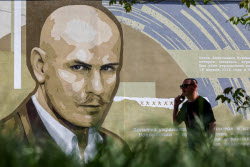 Мурал с изображением журналиста Олеся Бузины в Мелитополе
