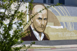 Мурал с изображением журналиста Олеся Бузины в Мелитополе