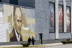 Мурал с изображением журналиста Олеся Бузины в Мелитополе