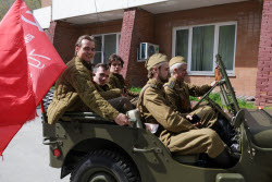 Акция "Двор поет "Катюшу" в Новосибирске