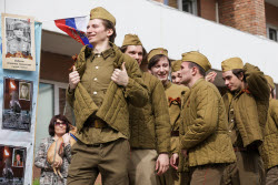 Акция "Двор поет "Катюшу" в Новосибирске