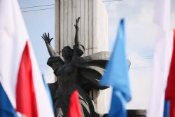Lugansk decorated for Victory Day