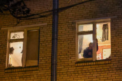 Последствия попадания дрона в жилой дом в Москве