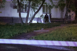 Последствия попадания дрона в жилой дом в Москве