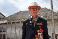 (+VIDEO) Armenia honours WWII veteran ahead of Victory Day